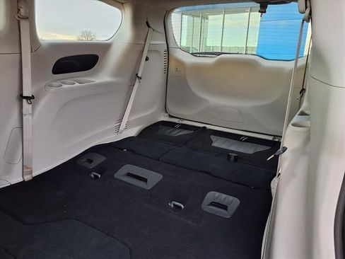 Used 2023 Chrysler Pacifica Touring-L image 21