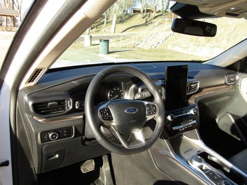 Used 2024 Ford Explorer Limited w/ Limited Technology Package image 14