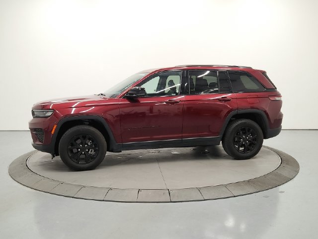 Used 2025 Jeep Grand Cherokee Altitude AWD/4WD image 5