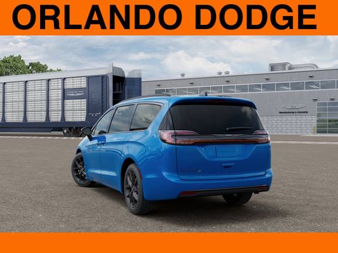 New 2026 Chrysler Pacifica Select image 3