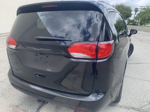 Used 2019 Chrysler Pacifica Touring-L FWD image 17