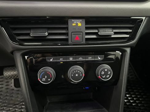 Used 2023 Volkswagen Taos SE w/ Panoramic Sunroof Package FWD image 21