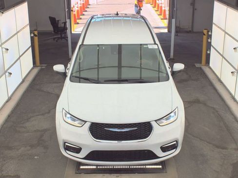 Used 2023 Chrysler Pacifica Touring-L FWD image 2