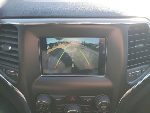 Used 2018 Jeep Grand Cherokee Laredo image 42