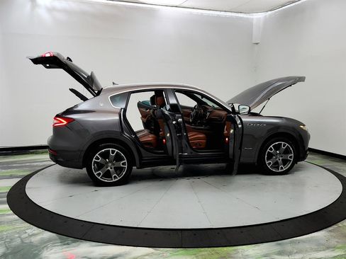 Used 2018 Maserati Levante GranLusso AWD/4WD image 11