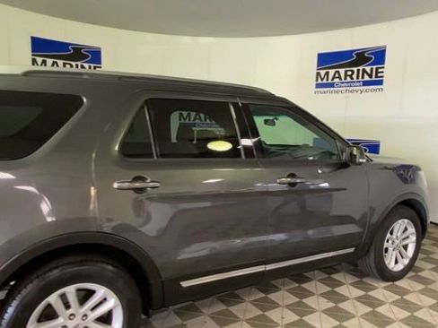 Used 2017 Ford Explorer XLT FWD image 2