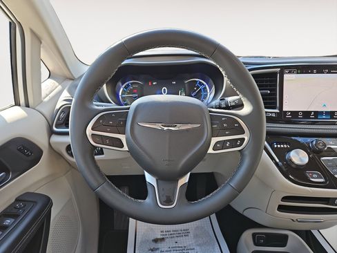 Used 2024 Chrysler Pacifica Select image 12