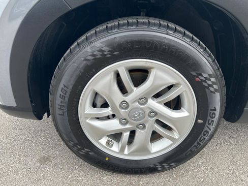 Used 2021 Hyundai Venue SE FWD image 11