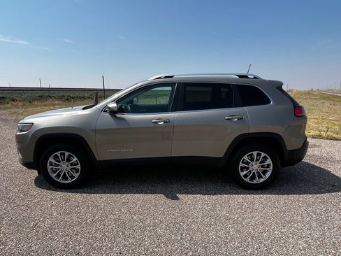 Used 2019 Jeep Cherokee Latitude Plus AWD/4WD image 2