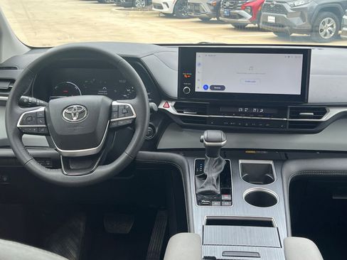 Used 2025 Toyota Sienna XLE FWD image 22