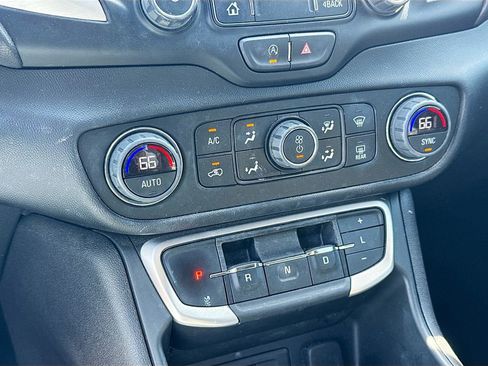 Used 2024 GMC Terrain SLT w/ Infotainment Package II image 17