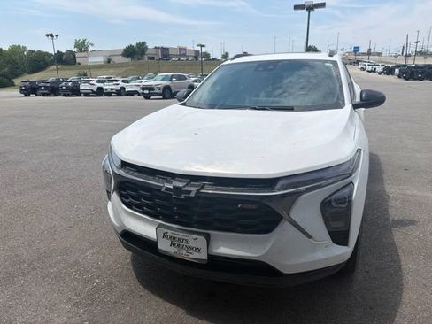 Used 2025 Chevrolet Trax RS w/ Sunroof Package FWD image 4