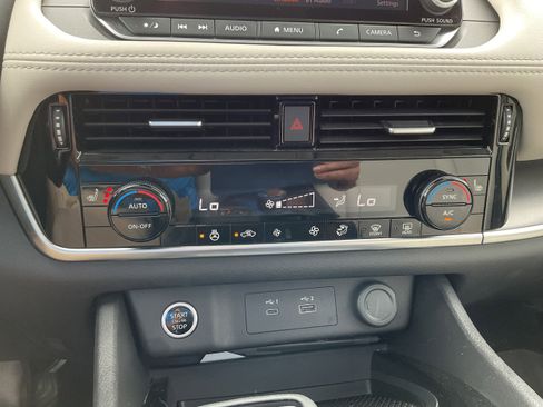 Used 2023 Nissan Rogue SV w/ SV Premium Package image 10