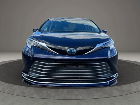 Used 2021 Toyota Sienna Limited image 8
