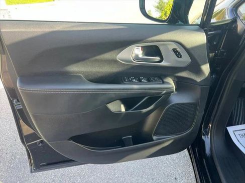 Certified 2026 Chrysler Pacifica Limited w/ S Appearance Package FWD image 27