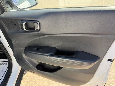 Used 2023 Hyundai Venue Limited image 19