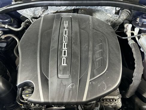 Used 2018 Porsche Macan Base image 32