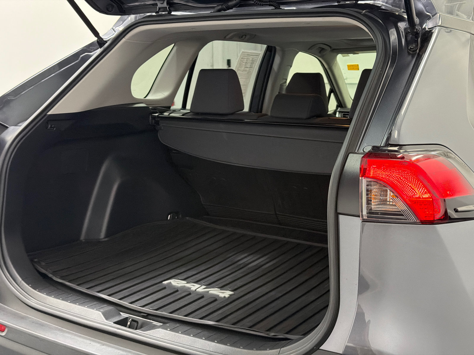 Used 2019 Toyota RAV4 XLE w/ All Weather Liner Package AWD/4WD image 8