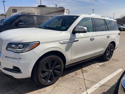 Used 2024 Lincoln Navigator Reserve image 2