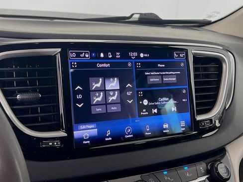 Used 2023 Chrysler Pacifica Touring-L image 15