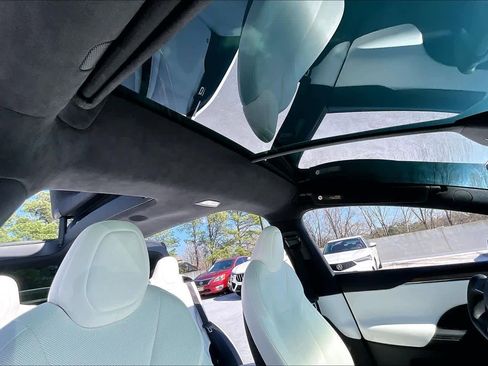 Used 2022 Tesla Model X image 11