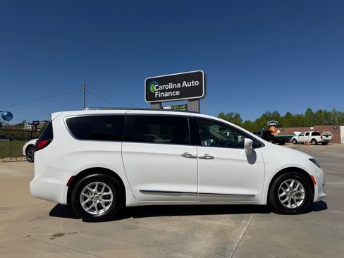 Used 2020 Chrysler Pacifica Touring-L image 6