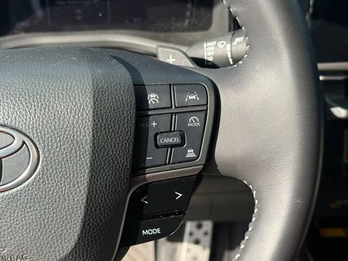 Used 2025 Toyota Camry SE w/ Convenience Package image 17