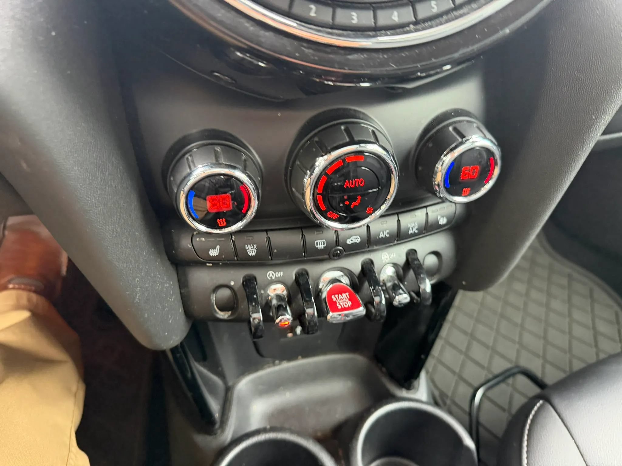 Used 2019 MINI Cooper 2-Door Hardtop w/ Signature Upholstery Package FWD image 15