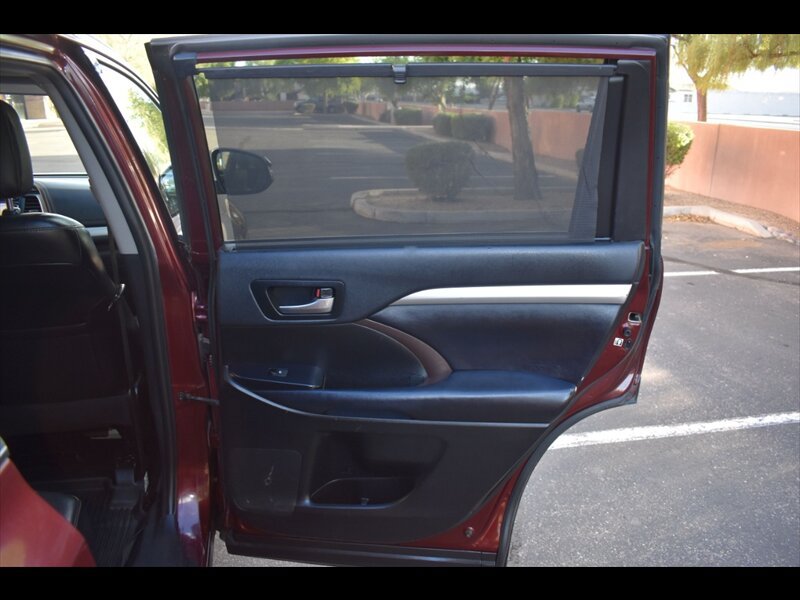 Used 2019 Toyota Highlander XLE FWD image 29