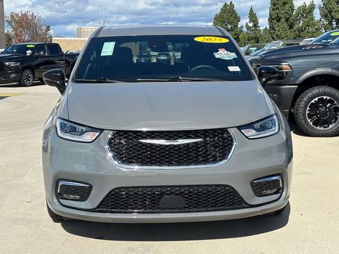 Used 2025 Chrysler Pacifica Select image 7