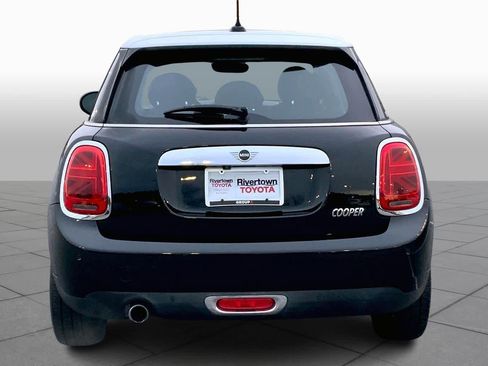 Used 2019 MINI Cooper 4-Door Hardtop w/ Premium Package image 4