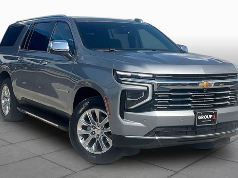 Used 2025 Chevrolet Suburban Premier RWD image 3