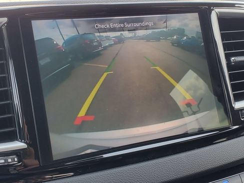 Used 2024 Chrysler Pacifica Touring-L FWD image 15
