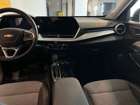 Used 2025 Chevrolet Trax LT w/ LT Convenience Package image 34