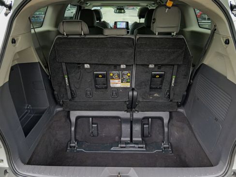 Used 2023 Toyota Sienna XLE FWD image 58