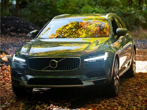 Used 2022 Volvo V90 B6 Cross Country w/ Advanced Package AWD/4WD image 1