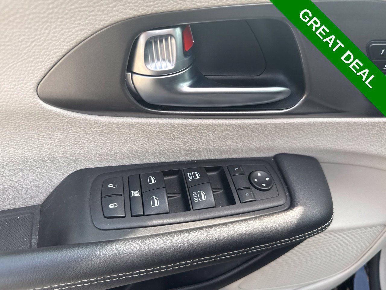 Used 2024 Chrysler Pacifica Touring-L FWD image 17