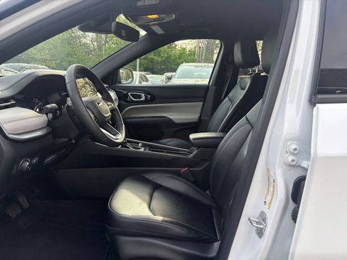 Used 2025 Jeep Compass Limited image 25