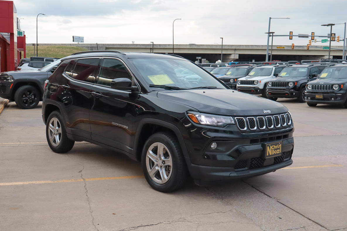 Used 2024 Jeep Compass Latitude AWD/4WD image 4