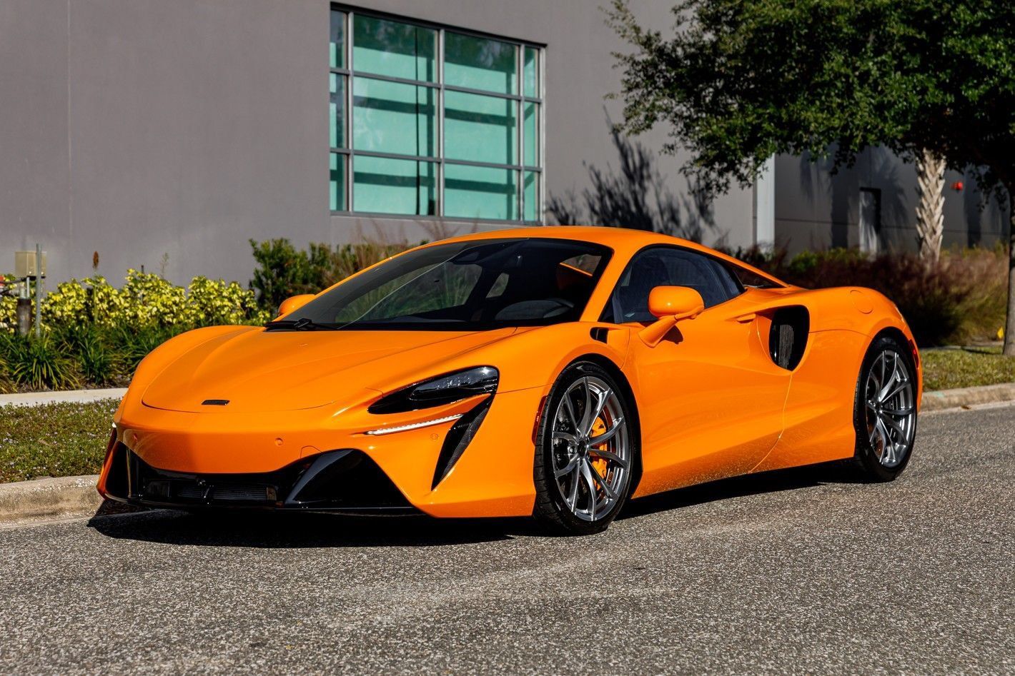 Used 2025 McLaren Artura RWD image 16