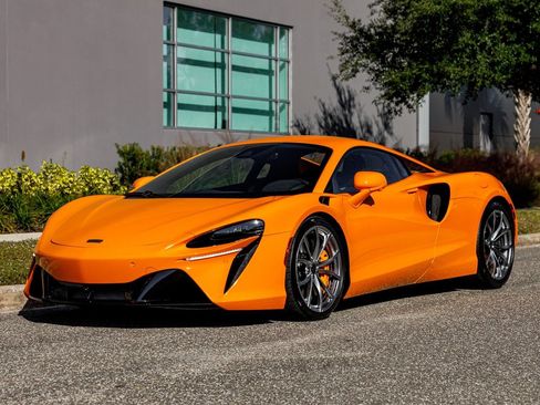 Used 2025 McLaren Artura RWD image 16