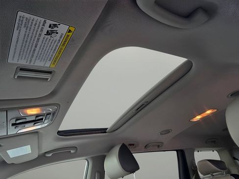 Used 2020 Kia Sedona SX image 25