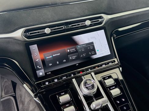 Used 2025 Aston Martin V8 Vantage Coupe RWD image 13