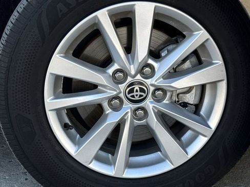 Used 2025 Toyota Camry LE image 10