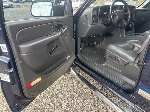 Used 2005 GMC Sierra 2500 SLT w/ Heavy-Duty Power Package image 18