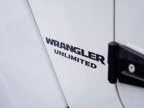 Used 2017 Jeep Wrangler Unlimited Sahara AWD/4WD image 6