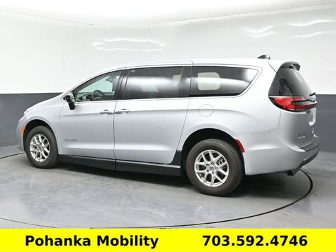 Used 2024 Chrysler Pacifica Touring-L FWD image 17