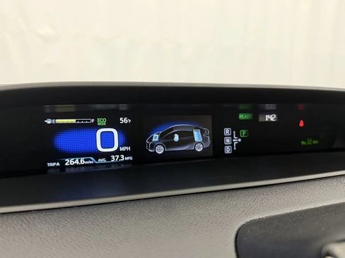 Used 2018 Toyota Prius Three Touring w/ Appearance Package FWD image 15