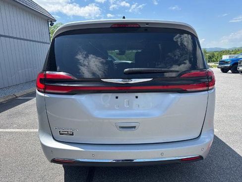Used 2023 Chrysler Pacifica Touring-L FWD image 4