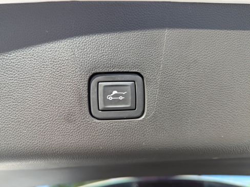 Used 2020 Chevrolet Traverse LT w/ LT Premium Package image 9